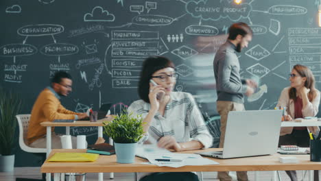 colaboración creativa en equipo en la oficina moderna