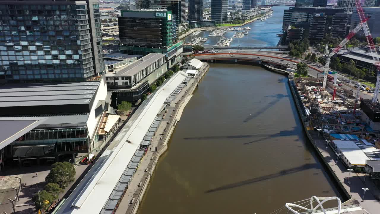 야라 강 (yarra river) 과 dfo 사우스 와이프 (dfo south wharf) 를 따라 공장 직영 매장 체인이 있는 공중 촬영.