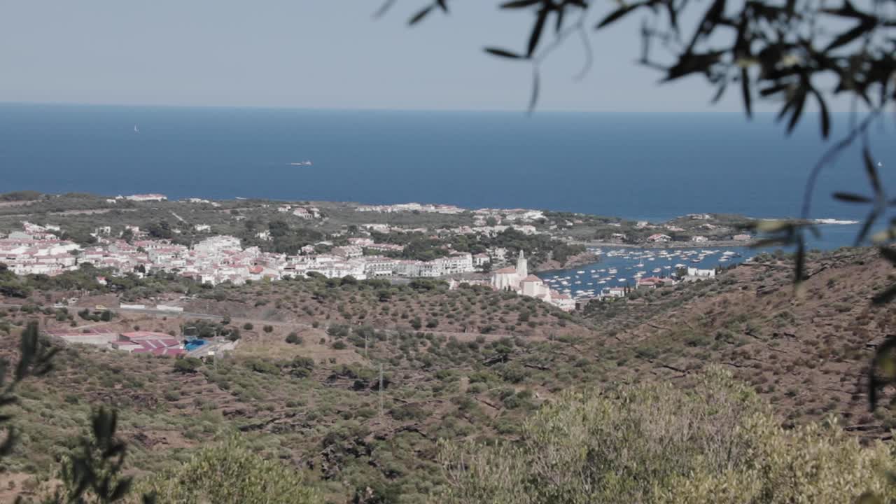 cientos de viviendas con el color predominante el blanco