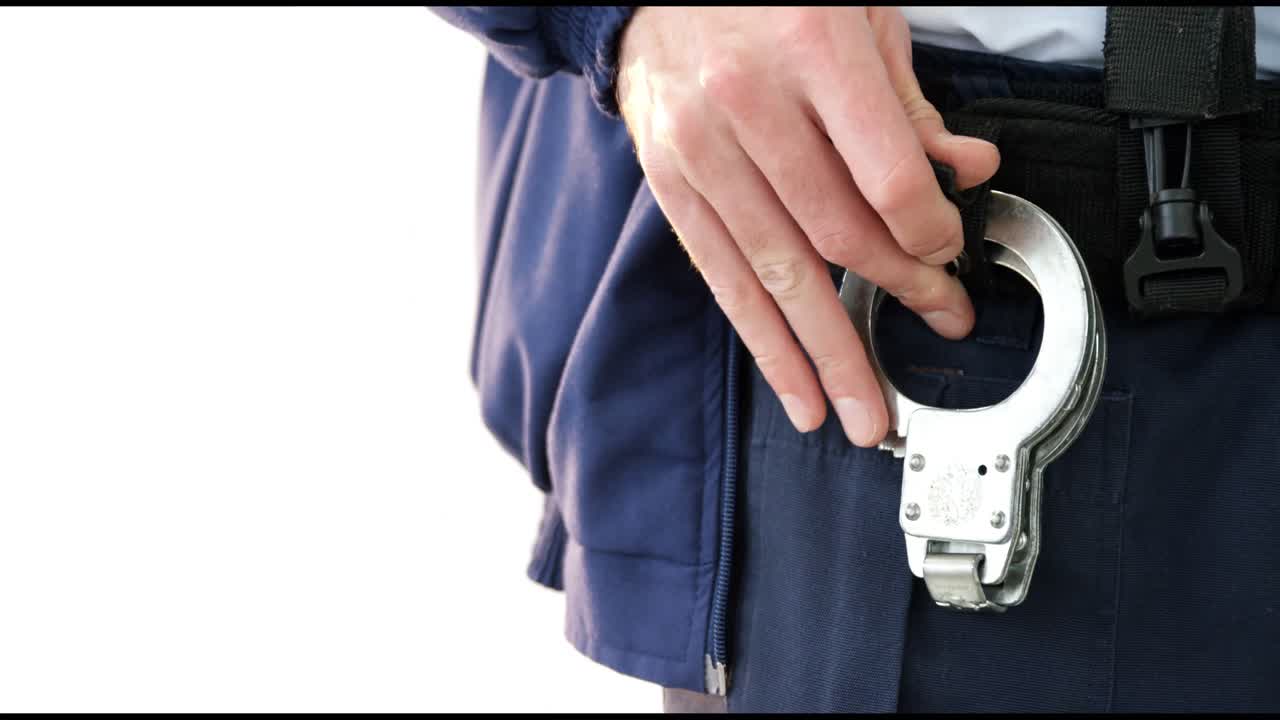 수갑을 고 있는 경비원 중간 부분