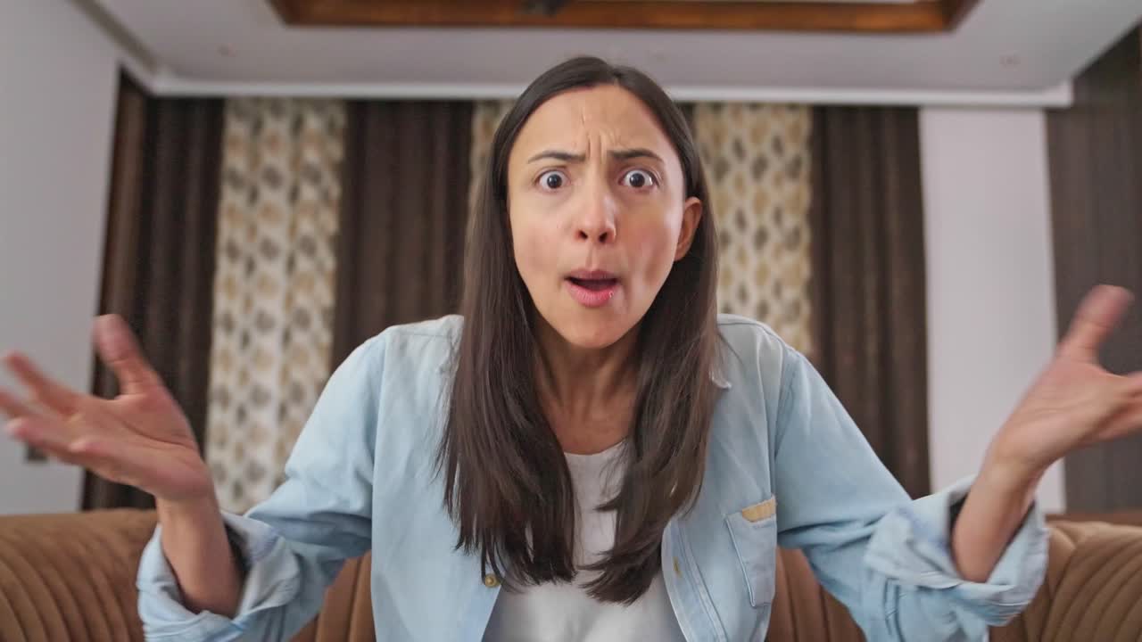 pov de una mujer india enojada hablando en una videollamada