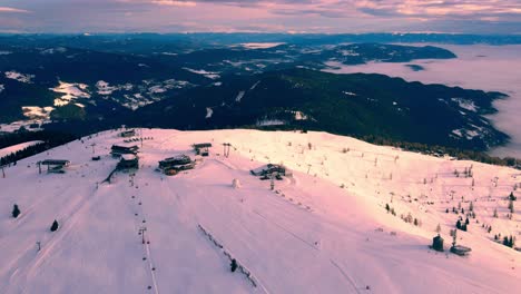 Amanecer-En-La-Estación-De-Esquí-De-Los-Alpes