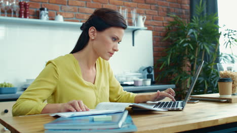 mujer de negocios chequeando informes financieros, chica contable trabajando con el presupuesto.