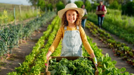 agricultura, planta y retrato de una niña en una granja