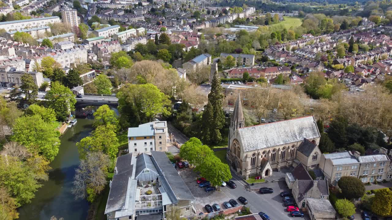 기이한 남부 영국 교외 환경, 교회, 다리, 광대한 녹지 사이의 주거 지역