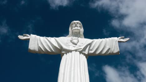 las nubes pasando sobre la estatua de jesús timelapse