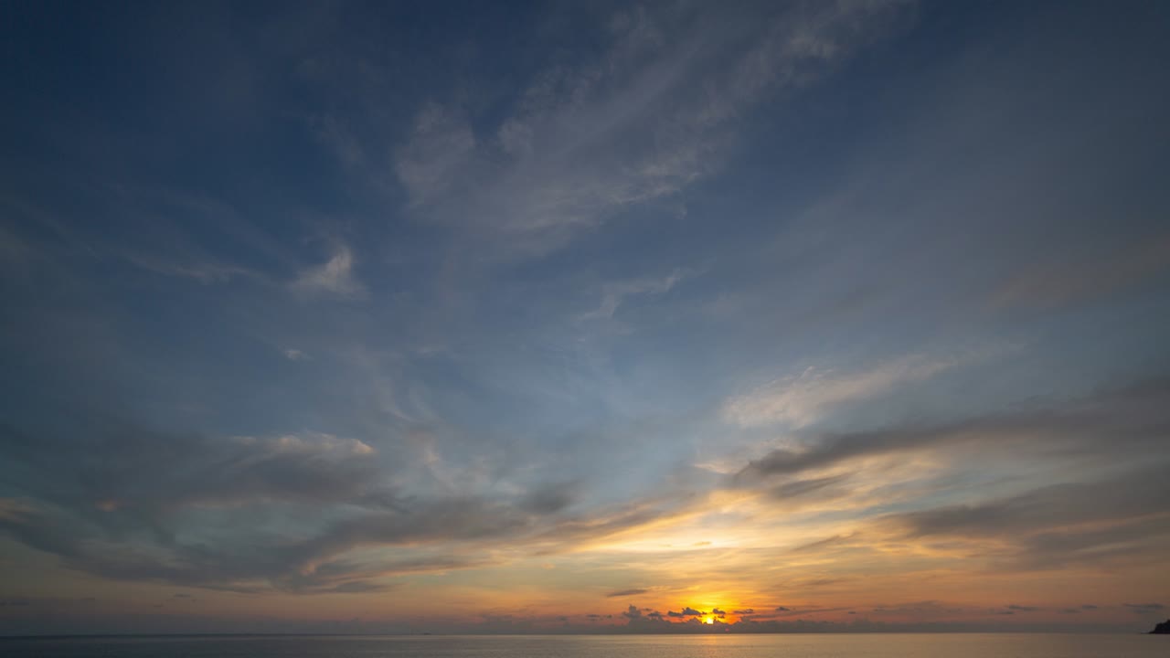 달한 일몰 풍경 자연의 놀라운 빛 구름빛 하늘