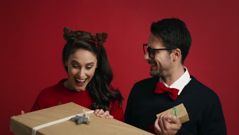 una pareja de nerds de navidad con regalos