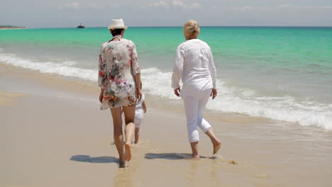 Niña-Disfrutando-En-La-Playa-Con-Mamá-Y-Abuela