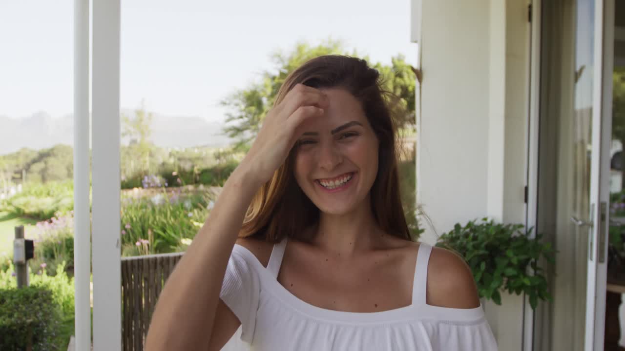 mujer caucásica sonriendo a la cámara