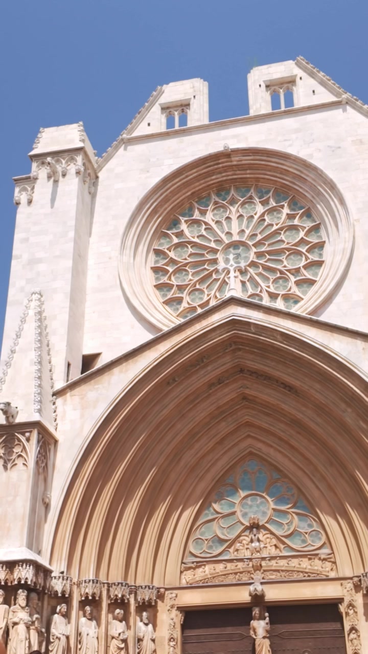 Turista che ammira la facciata della Cattedrale di Tarragona