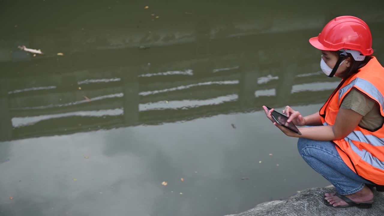 환경 엔지니어가 폐수 처리 시설에서 일합니다.