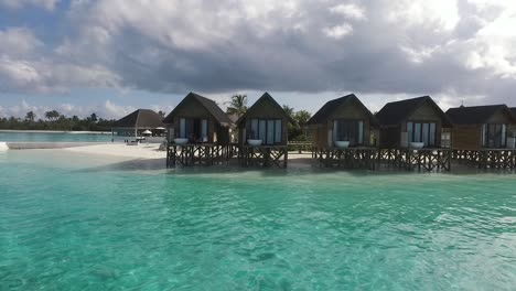 drone vuela hacia el spa de villas de agua en un resort de maldivas