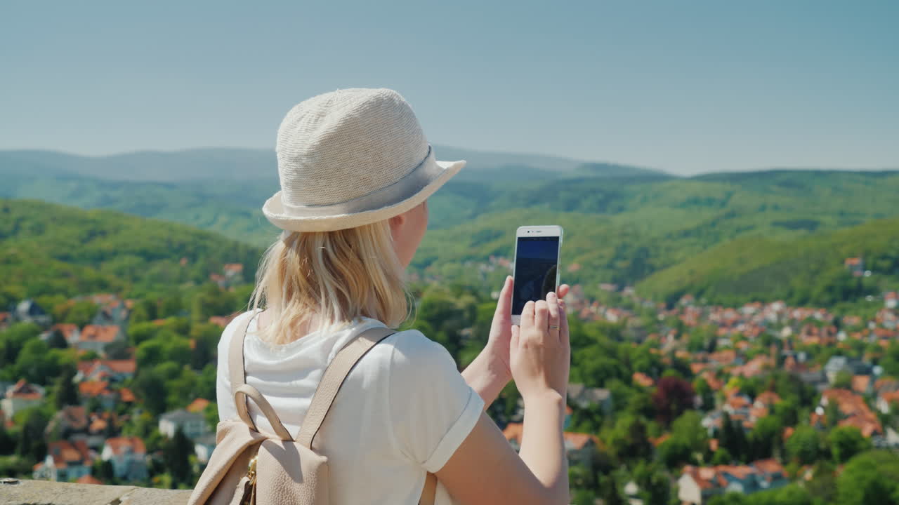 mujer toma una foto del pueblo alemán