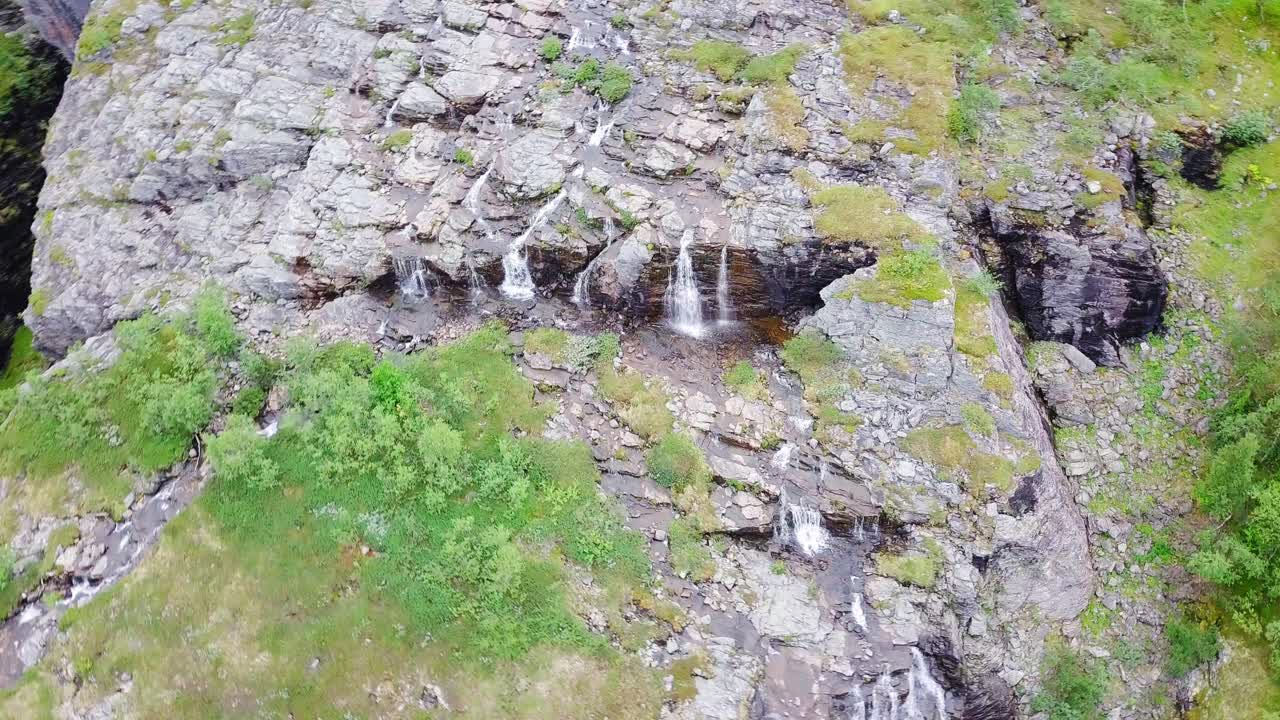 cascadas muy impresionantes en el cañón alta en el norte de noruega