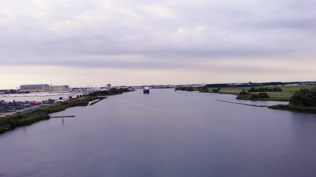 강에서 항해하는 tailwind panda 002 컨테이너 선박의 조감도