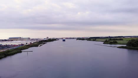 vista aérea del barco portacontenedores tailwind panda 002 navegando en el río