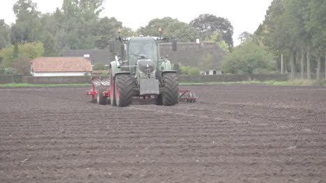 Traktor-Pflügt-Land-Traktor-Pflügt-Land