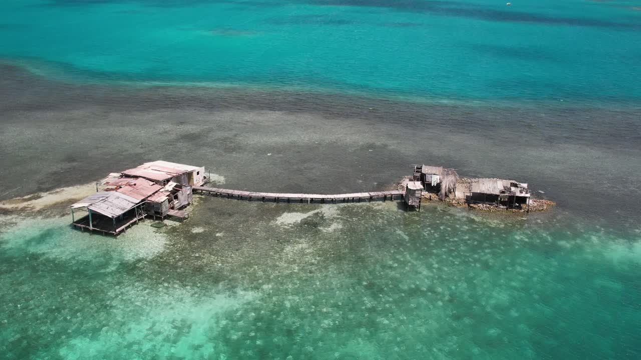 casa de pilotes en las aguas turquesas de los rocas, venezuela, soleado, vista aérea