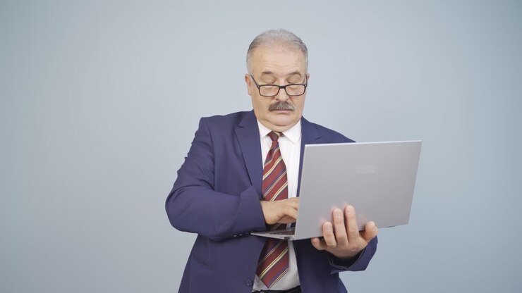 Træt forretningsmand falder i søvn ved sin bærbare computer