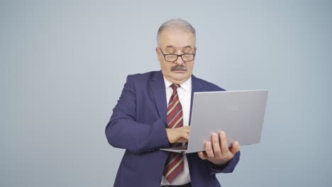 un hombre de negocios cansado quedándose dormido en su computadora portátil.