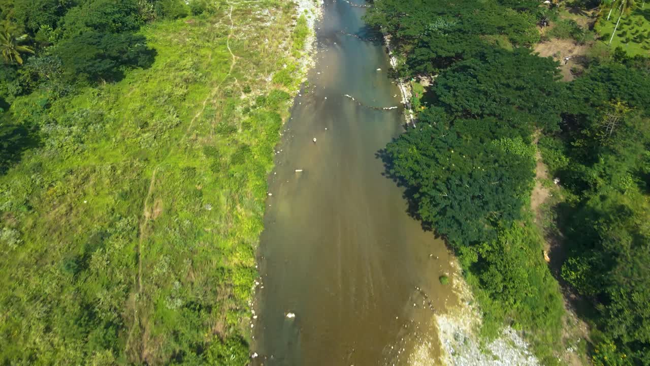 el río fluye desde la montaña 03
