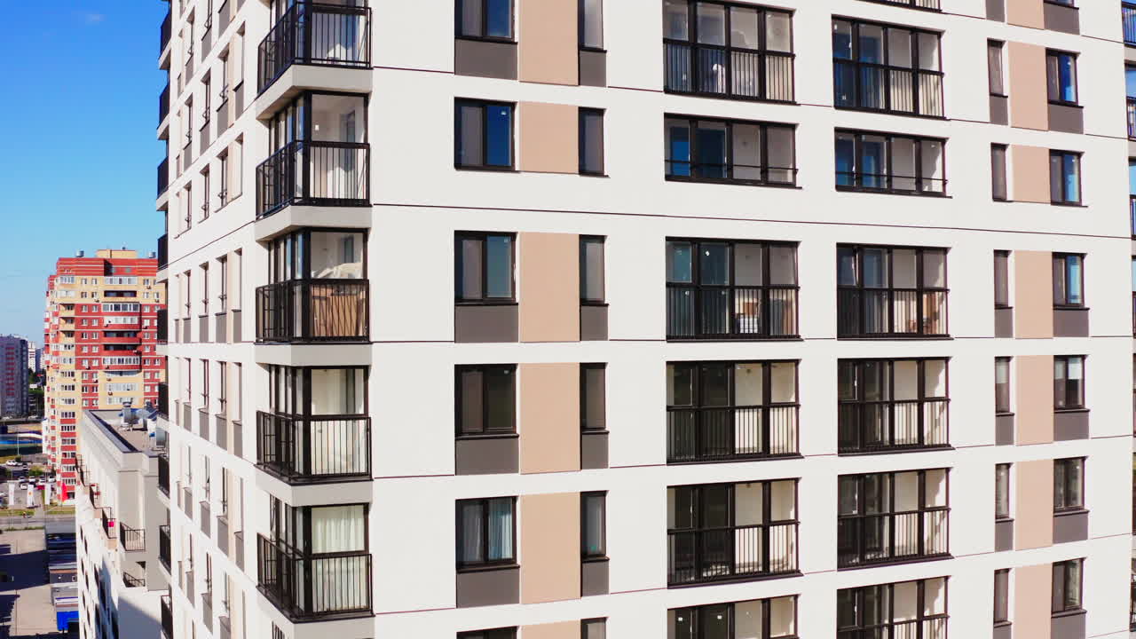 fachada de un edificio de apartamentos moderno de varios pisos