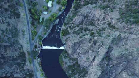 cañón negro agua tiro aéreo drone 4k terreno americano