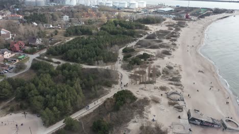 Antenne:-Strandwege-In-Melnrage-In-Der-Nähe-Des-Hafenterminals-Von-Klaipeda-An-Einem-Bewölkten-Tag