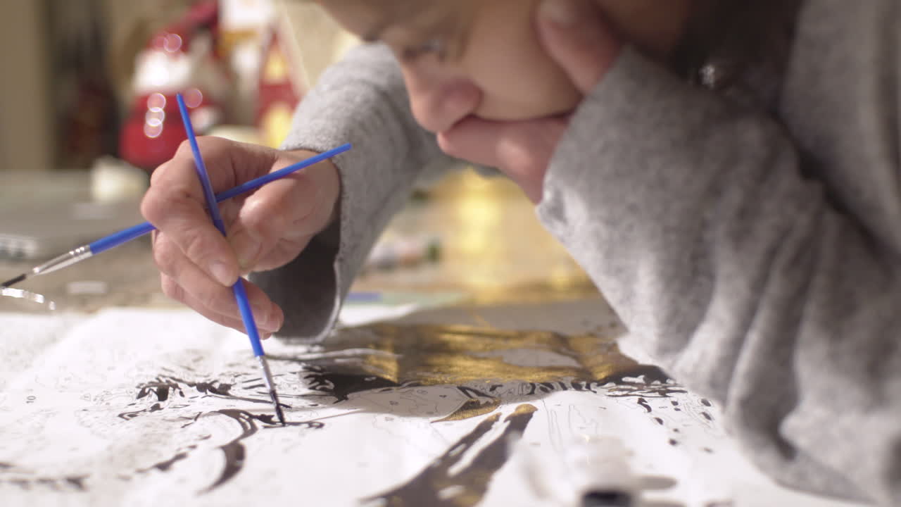 白いキャンバスに絵を描く白人女性、数字で描く方法4k