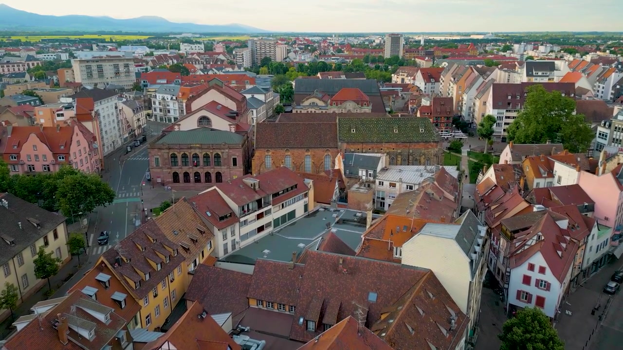 Wideo z drona 4K z lotu ptaka przedstawiające domy szachulcowe i zabytkowe budynki w Colmar we Francji