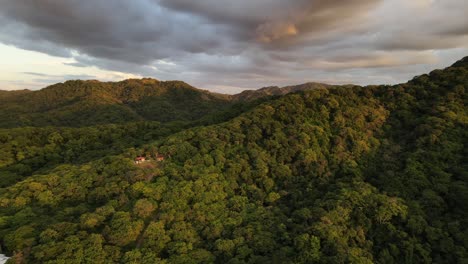 Video-Cinematográfico-De-Un-Dron-En-órbita-De-Un-épico-Paisaje-Nuboso-Sobre-Una-Propiedad-Privada-En-Una-Cadena-Montañosa-Dentro-De-Una-Exuberante-Selva-Tropical-Centroamericana