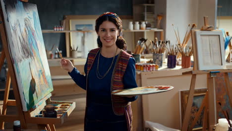mujer pintando en un estudio de arte