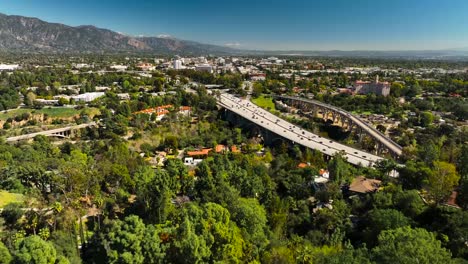 autopista principal en una ciudad de california