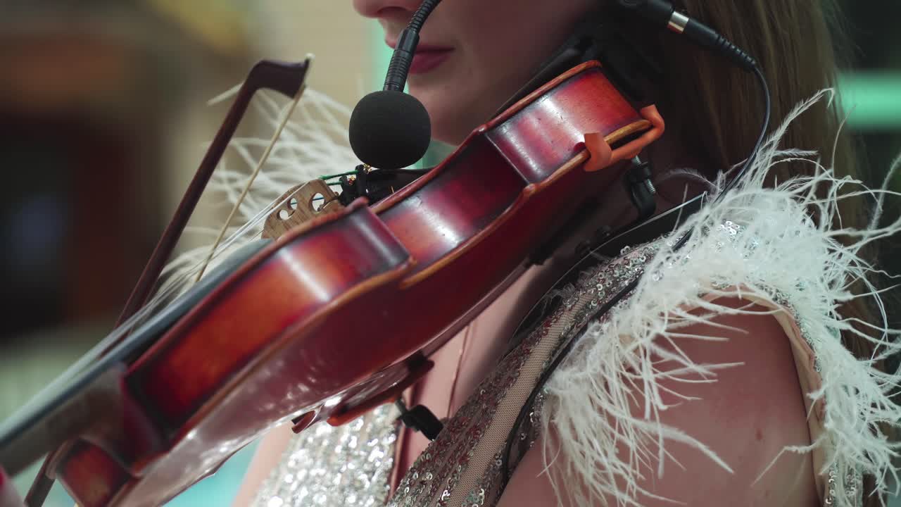 la mujer toca el violín con maestría en la ceremonia de la boda 02