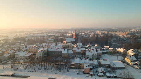 ciudad de europa del este de arquitectura gorowo, en un amanecer de invierno con cielo azul