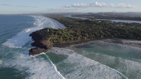 Foamy-Sea-Waves-Splashing-At-Fingal-Headland-And-Causeway-In-New-South-Wales,-Australia