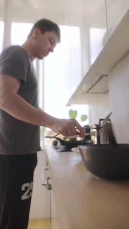 hombre cocinando en una cocina moderna