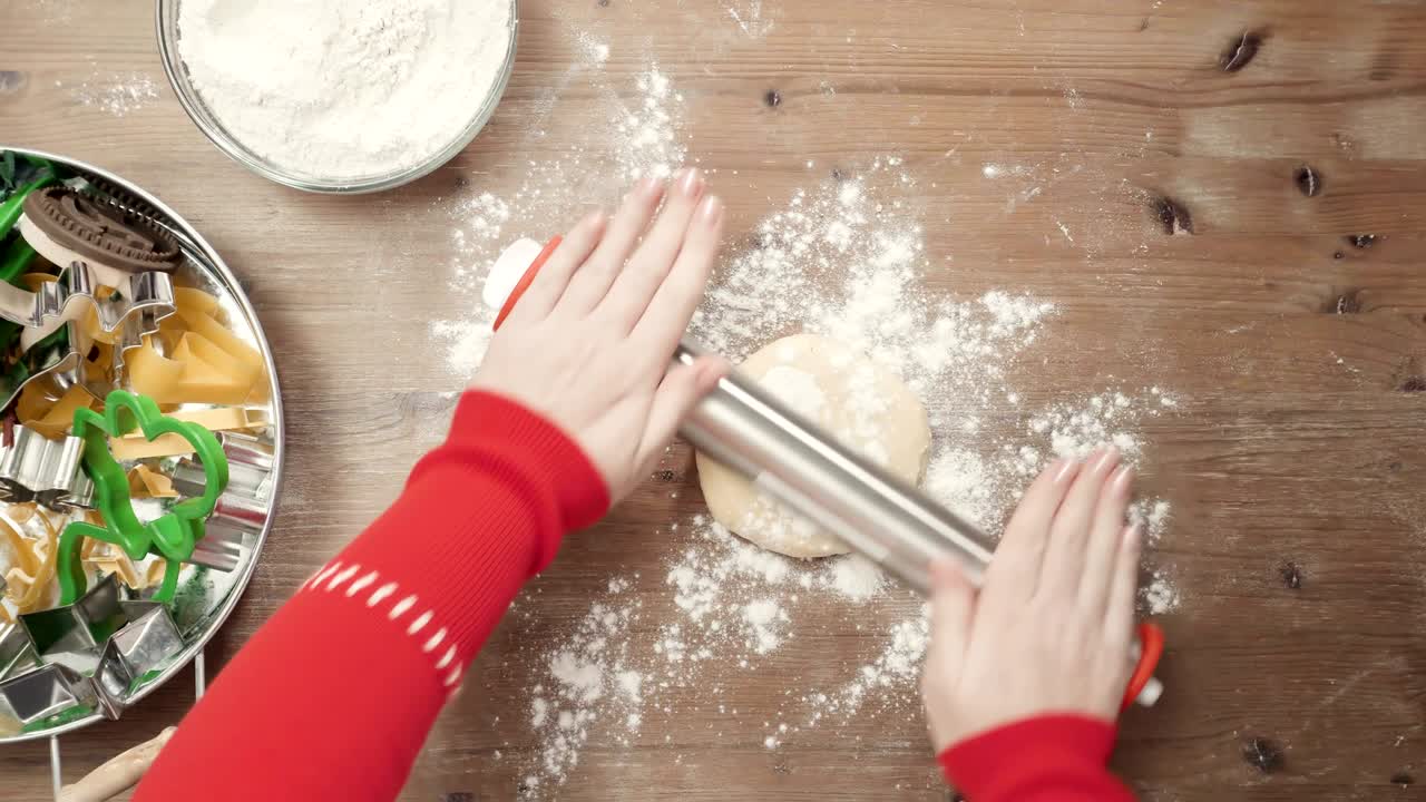 크리스마스를 위해 설탕 쿠키를 구워요.