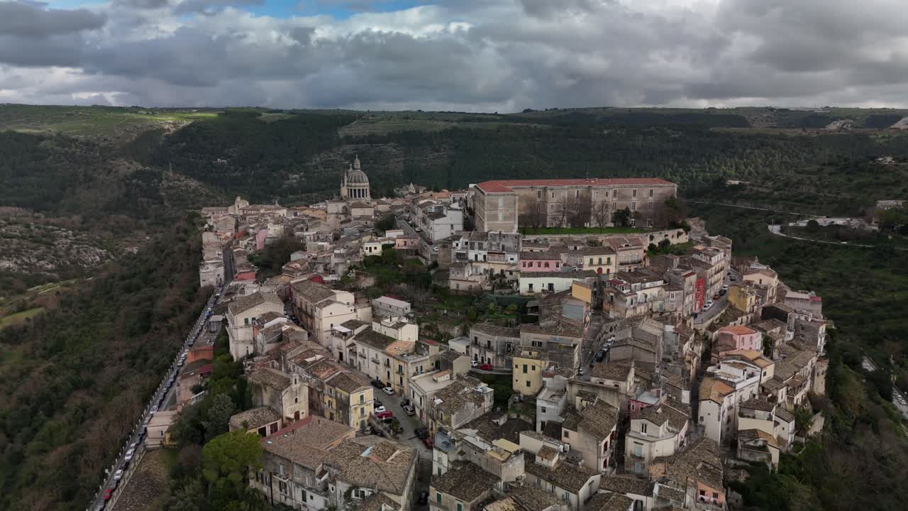 Vista aerea di un'incantevole città italiana sotto un cielo nuvoloso