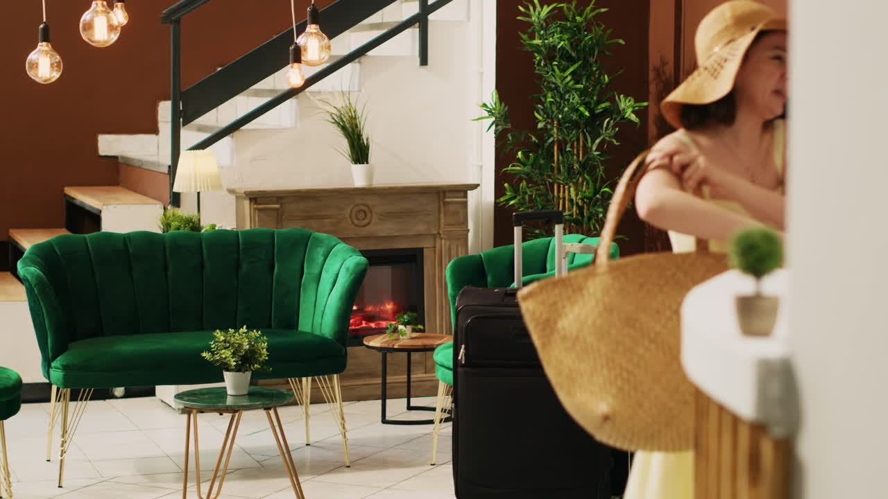 호텔 의 라운지 에 앉아 있는 관광객 들