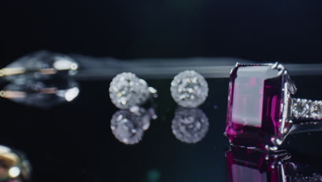 tiro macro entre joyas preciosas