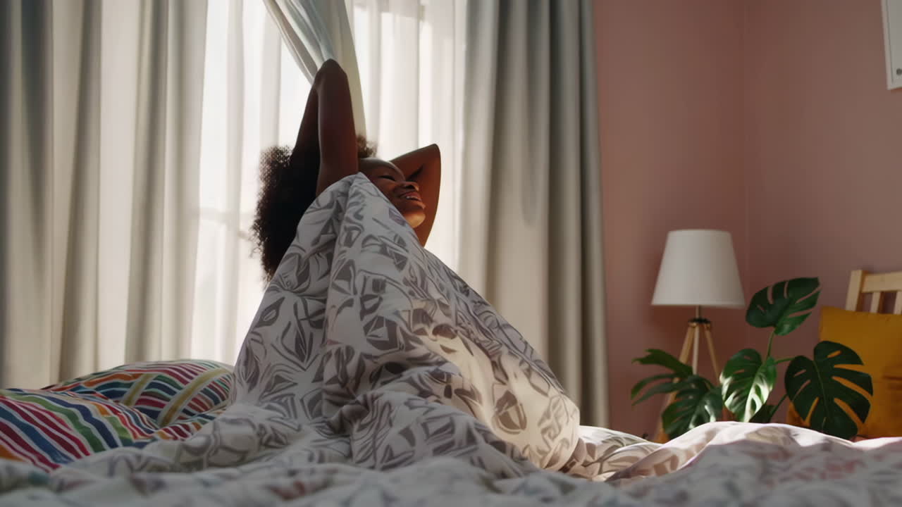 침대에서 깨어나는 여자