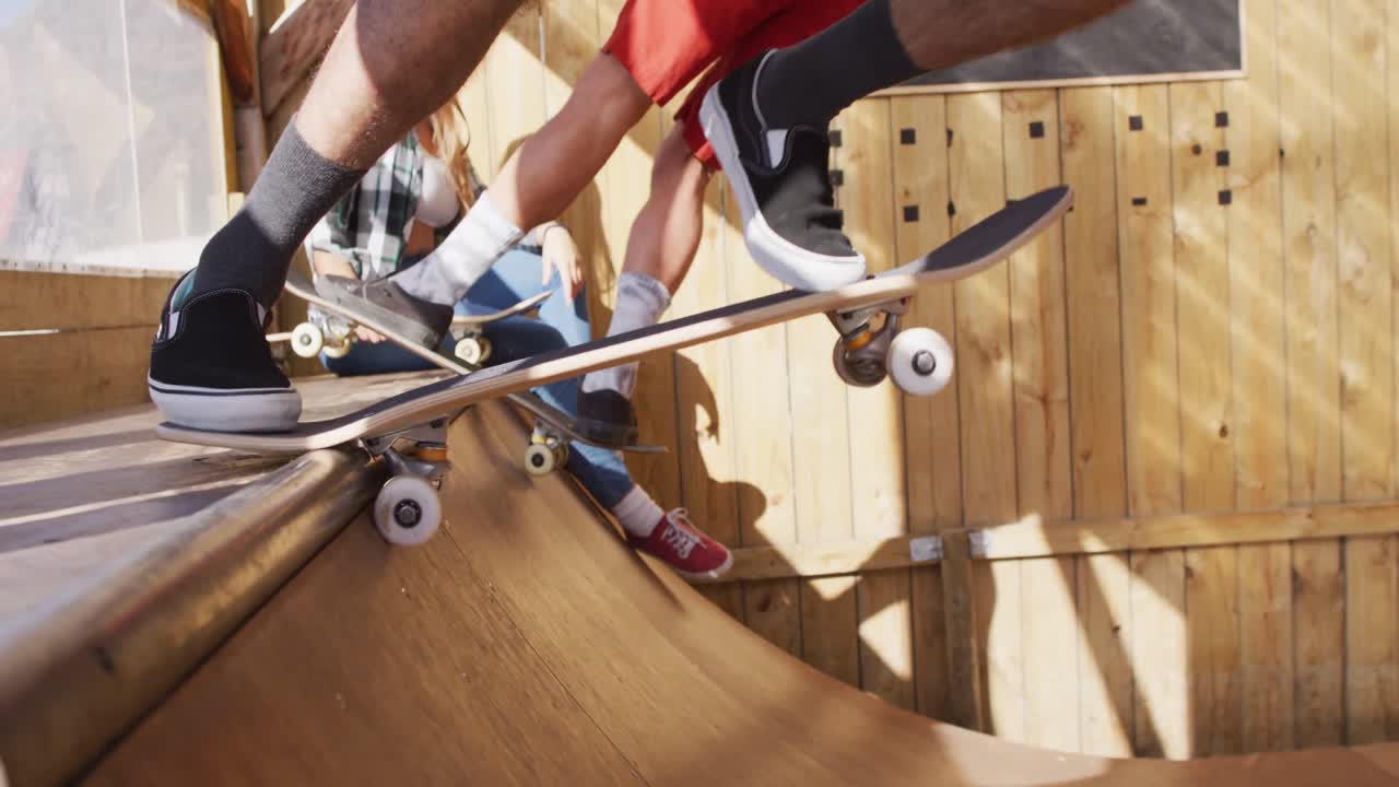 video de las piernas de diversas patinadoras femeninas y masculinas en el parque de patinaje