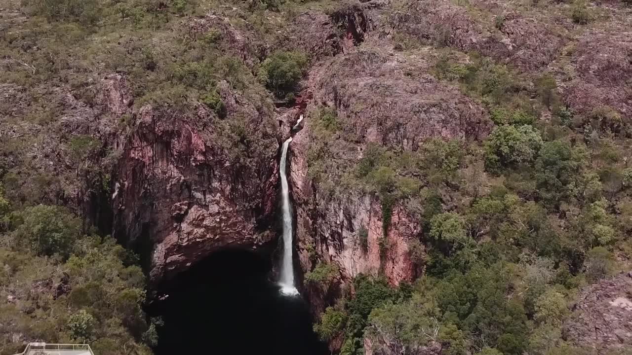 카카두 국립공원의 높은 폭포와 호수 위를 비행하는 드론 영상