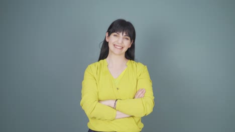 카메라를 바라보는 여성이 자신감을 나타 ⁇ 니다.