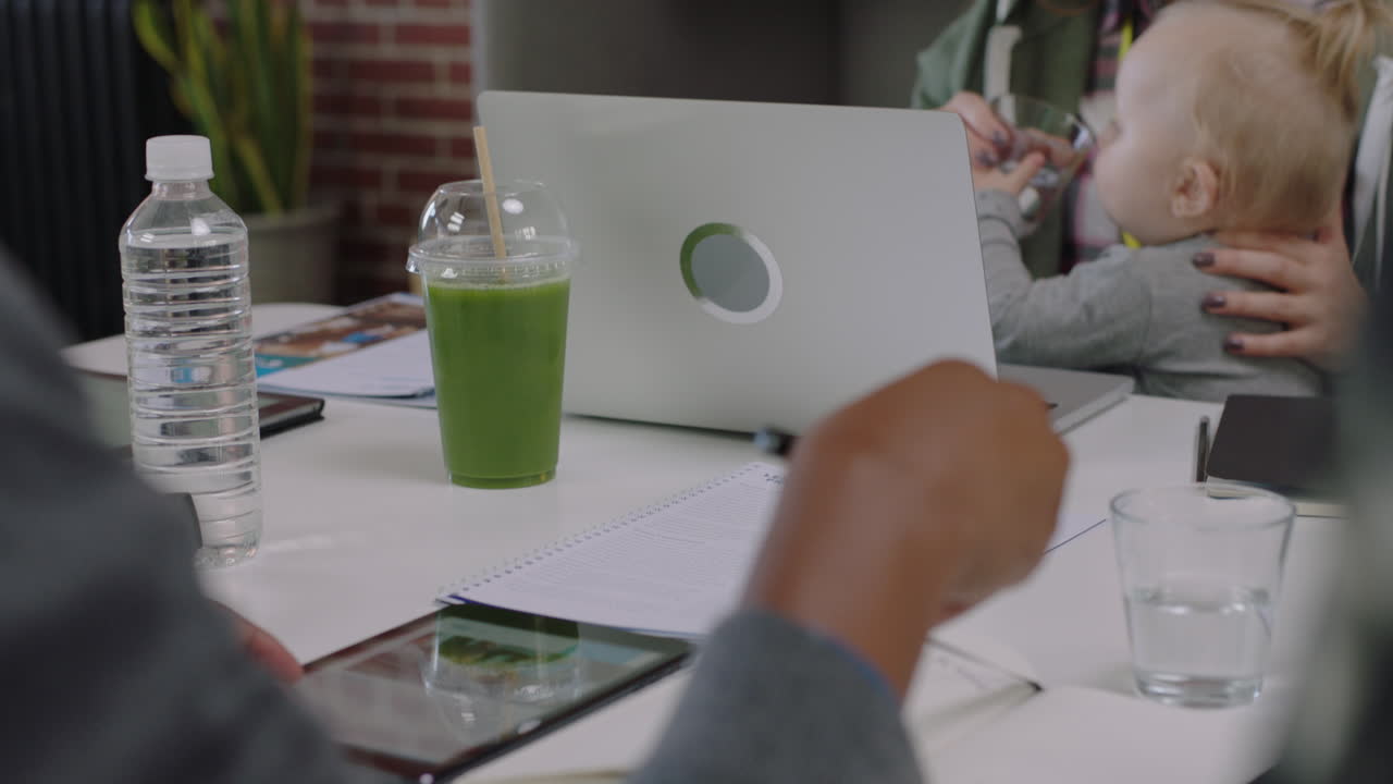 молодая кавказская бизнесменка мать кормит ребенка питьевой водой счастливая мать проявляет привязанность заботится о малыше на встрече в офисе