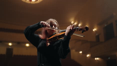 La-Joven-Está-Tocando-El-Violín-En-La-Escena-Del-Músico-Inspirado-En-La-Sala-Filarmónica-En-La-ópera