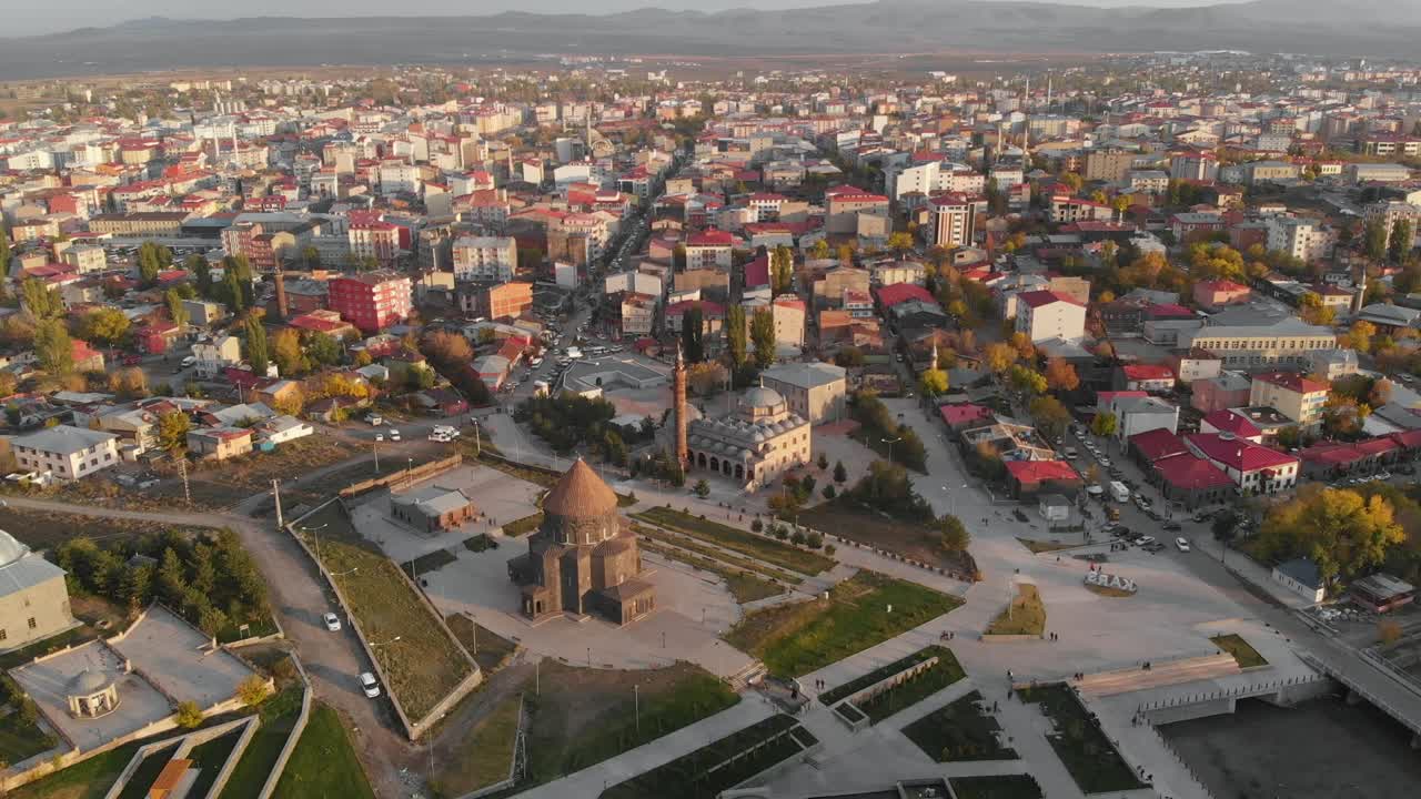Vista aérea del paisaje urbano de la ciudad de Kars al atardecer en la provincia de Kars, Turquía.