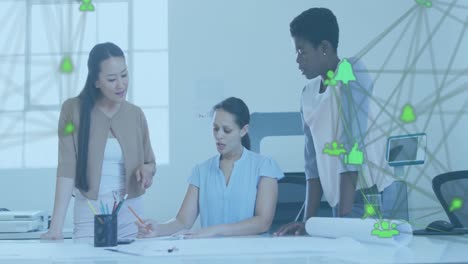 animación de íconos conectados que forman un globo sobre diversas arquitectas que discuten el plan